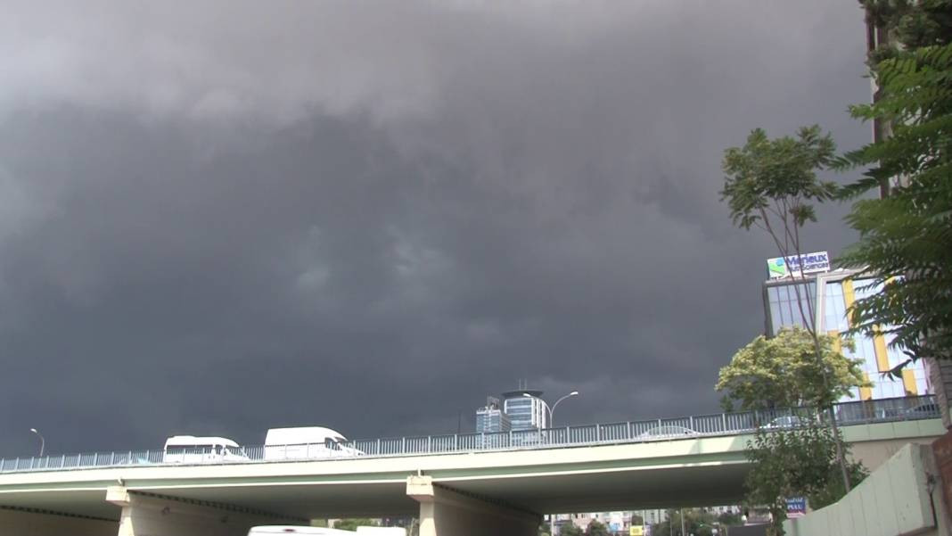 İstanbul'da sağanak hayatı felç etti! Araçlar sular altında kaldı - Resim: 59